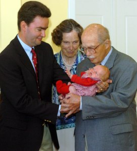 Regina főhercegnő fia, György, unokája Károly Konstantin és Ottó koronaherceg társaságában Sóskutón, 2004. augusztus 18-án