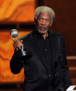 Morgan Freeman kezében a legjobb férfi főszereplőnek járó Image-díjjal Los Angelesben, 2010. február 27-én