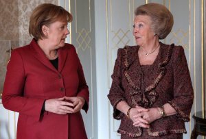 Beatrix holland királynő fogadja Angela Merkel német kancellárt Hágában 2010. március 11-én