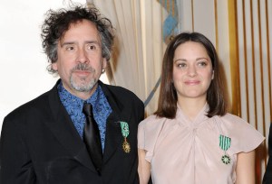 Tim Burton amerikai rendező és Marion Cotillard Oscar-díjas francia színésznő miután megkapták a "Ordre des Arts et des Lettres" elismerést Párizsban, 2010. március 15-én
