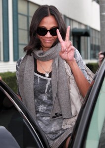 Zoe Saldana amerikai színésznő a győzelem jelét, a "V" betűt formázza ujjaival Hollywoodban, 2010. március 5-én