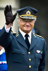 XVI. Károly Gusztáv svéd király a stockholmi királyi palota udvarán a 64. születésnapján 2010. április 30-án