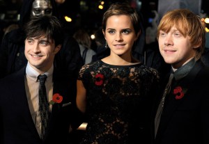 Daniel Radcliffe, Emma Watson és Rupert Grint brit színészek a Harry Potter és a Halál ereklyéi 1. című filmjük bemutatóján Londonban 2010. november 11-én
