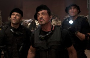 Sylvester Stallone és Jason Statham amerikai színészek a The Expendables - A feláldozhatók című film egyik jelenetében