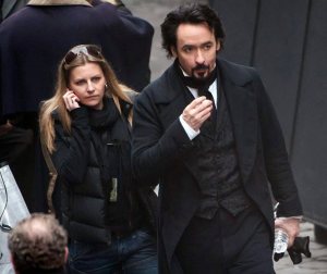 John Cusack amerikai színész a The Raven című film forgatásán Budapesten 2010. november 14-én (Kallos Bea felvétele)