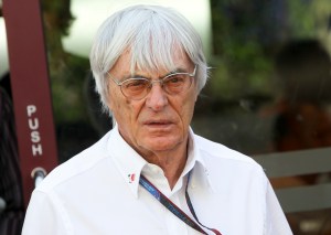 Bernie Ecclestone brit üzletember, a Formula–1 autóverseny-sorozatot irányító cégcsoportok legfontosabb vezetője 