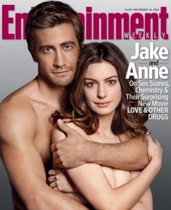 Jake Gyllenhaal amerikai színész és Anne Hathaway amerikai színésznő az Entertainment Weekly című amerikai lap 2010. november 26-i címlapján