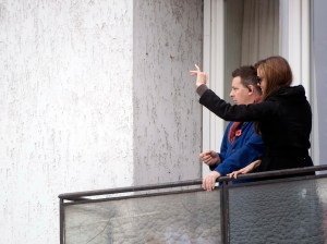 Angelina Jolie amerikai színésznő rajongóinak integet első rendezésének forgatásán Budapesten 2010. november 9-én