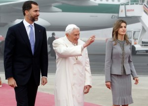 Fülöp spanyol trónörökös, XVI. Benedek pápa és Letícia hercegnő a spanyolországi Santiago de Compostela-i repülőtéren 2010. november 6-án 