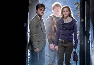 Daniel Radcliffe, Rupert Grint és Emma Watson brit színészek a a Halál ereklyéi 1. (Harry Potter and the Deathly Hallows: Part I) című film egyik jelenetében