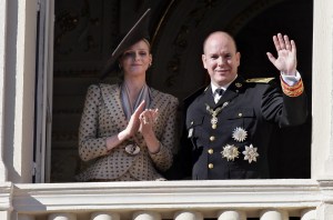 II. Albert, Monaco uralkodó hercege és dél-afrikai menyasszonya, Charlene Wittstock integet a hercegi palota erkélyéről a monacói nemzeti ünnepen 2010. november 19-én