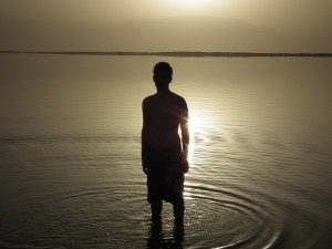 A blog főszerkesztője a Holt-tengerben, Izrael - Mészáros Márton felvétele -