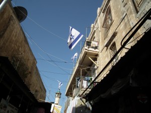 Utca nemzeti lobogóval Jeruzsálemben - Mészáros Márton felvétele -