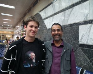 A blog főszerkesztője és Joshi Bharat a tabai repülőtéren Egyiptomban - Mészáros Márton felvétele -