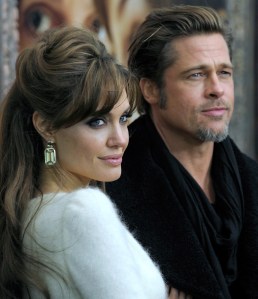 Angelina Jolie Oscar-díjas amerikai színésznő és élettársa, Brad Pitt amerikai színész Az utazó (The Tourist) című film premierjén New Yorkban 2010. december 6-án Angelina Jolie Oscar-díjas amerikai színésznő és élettársa, Brad Pitt amerikai színész Az utazó (The Tourist) című film premierjén New Yorkban 2010. december 6-án