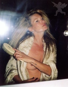 Kate Moss brit szupermodell a Self Service Magazine francia magazin 2010 decemberi számában 