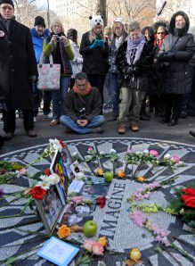 John Lennon (1940-1980) brit énekes, zenész tiszteletére összegyűlt rajongói a New York-i Central Parkban 2010. december 8-án John Lennon (1940-1980) brit énekes, zenész tiszteletére összegyűlt rajongói a New York-i Central Parkban 2010. december 8-án