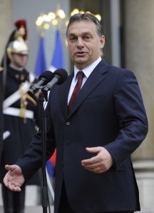 Orbán Viktor magyar miniszterelnök sajtótájékoztatót tart Párizsban 2010. november 19-én