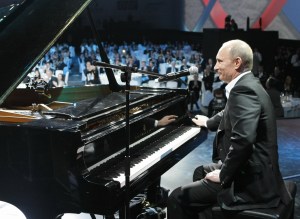 Vlagyimir Putyin orosz miniszterelnök zongorázik egy jótékonysági rendezvényen Szentpéterváron 2010. december 10-én