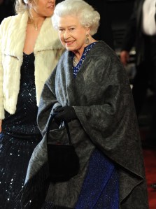 II. Erzsébet brit királynő a Narnia Krónikái 3. - A Hajnalvándor útja című film bemutatóján, Londonban 2010. november 30-án