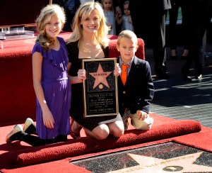 Reese Witherspoon Oscar-díjas amerikai színésznő és gyermekei; Ava és Deacon társaságában a hollywoodi Hírességek Sétányán 2010. december 1-jén Reese Witherspoon Oscar-díjas amerikai színésznő és gyermekei; Ava és Deacon társaságában a hollywoodi Hírességek Sétányán 2010. december 1-jén