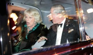 Károly walesi herceg, brit trónörökös és neje, Camilla hercegnő megrémülnek, amikor tüntetők megtámadják autójukat Londonban 2010. december 9-én. 