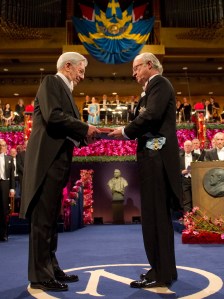Mario Vargas Llosa perui író átveszi az irodalmi Nobel-díjat XVI. Károly Gusztáv svéd királytól Stockholmban 2010. december 10-én. Mario Vargas Llosa perui író átveszi az irodalmi Nobel-díjat XVI. Károly Gusztáv svéd királytól Stockholmban 2010. december 10-én.
