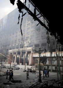 A 30 éve hatalmon lévő Hoszni Mubarak egyiptomi elnök távozását követelő tüntetések után egy utca Egyiptomban 2011. január 29-én