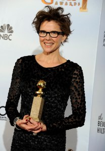 Annette Bening amerikai színésznő a vígjáték/musical kategória legjobb színésznőjének járó díjával a Golden Globe-díjak 68. kiosztóján Los Angelesben 2011. január 16-án Annette Bening amerikai színésznő a vígjáték/musical kategória legjobb színésznőjének járó díjával a Golden Globe-díjak 68. kiosztóján Los Angelesben 2011. január 16-án
