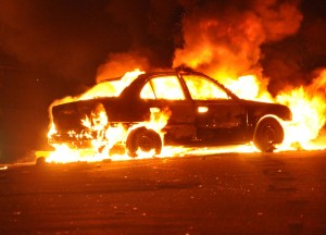 Egy felrobbantott autó lángol az egyiptomi Alexandriában 2011. január 1-jén, ahol robbantásos merényletet hajtottak végre az egyik kopt keresztény templom ellen