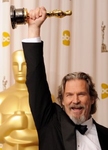 Jeff Bridges amerikai színész kezében az Oscar-díjával Los Angelesben 2010. március 7-én Jeff Bridges amerikai színész kezében az Oscar-díjával Los Angelesben 2010. március 7-én