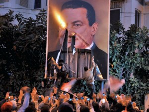 Tüntetők letépik Hoszni Mubarak egyiptomi elnök portréját az egyiptomi Alexandriában 2011. január 25-én