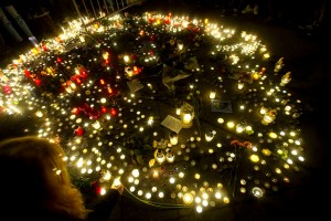 A Nyugati tér 2011. január 16-án, ahol gyertyákat és mécseseket gyújtottak arra emlékezve, hogy a West Balkán diszkóban éjszaka három fiatal lány meghalt A Nyugati tér 2011. január 16-án, ahol gyertyákat és mécseseket gyújtottak arra emlékezve, hogy a West Balkán diszkóban éjszaka három fiatal lány meghalt