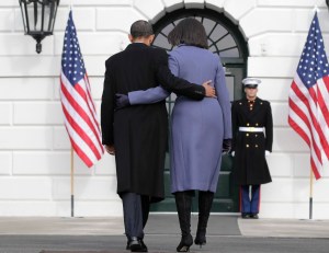 Barack Obama amerikai elnök és felesége távozik miután 1 perces néma vigyázzállással kifejezték együttérzésüket merénylet áldozatai iránt a Fehér Ház kertjében 2011. január 10-én Barack Obama amerikai elnök és felesége távozik miután 1 perces néma vigyázzállással kifejezték együttérzésüket merénylet áldozatai iránt a Fehér Ház kertjében 2011. január 10-én