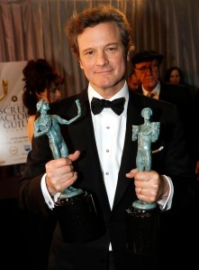 Colin Firth brit színész az elismeréseivel a kezében a SAG-díjak átadóünnepségén Los Angelesben 2011. január 31-én