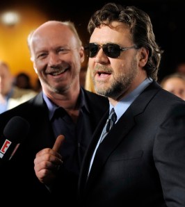Paul Haggis amerikai rendező és Russell Crowe ausztrál színész Liam Neeson ír színész és Russel Crowe ausztrál színész A következő három nap (The Next Three Days) című filmjük bemutatóján Los Angelesben 2010. november 16-án