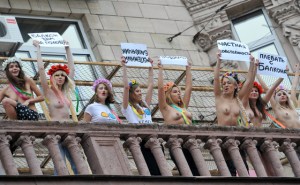 A Femen ukrán szervezet tagjai félmeztelenül tüntetnek Kijevben 2011. február 1-jén A Femen ukrán szervezet tagjai félmeztelenül tüntetnek Kijevben 2011. február 1-jén