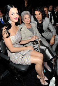 Katy Perry amerikai énekesnő 90 esztendős nagyanyja és férje, Russell Brand brit komikus-színész társaságában a Grammy-díjak 53. átadási ünnepségén Los Angelesben 2011. február 13-án