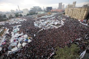 A 30 éve hatalmon lévő Hoszni Mubarak egyiptomi elnök távozását követelő tüntetések Kairóban 2011. február 10-én A 30 éve hatalmon lévő Hoszni Mubarak egyiptomi elnök távozását követelő tüntetések Kairóban 2011. február 10-én