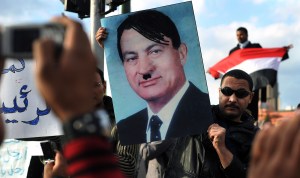 Hoszni Mubarak egyiptomi elnök Adolf Hitler náci diktátorként ábrázolva egy plakáton a távozását követelő tüntetésen Egyiptomban 2011. február 1-jén Hoszni Mubarak egyiptomi elnök Adolf Hitler náci diktátorként ábrázolva egy plakáton a távozását követelő tüntetésen Egyiptomban 2011. február 1-jén