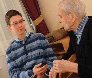 Mészáros Márton interjút készít Gallai Rezsővel, Magyarország legidősebb emberével Győrben 2011. február 12-én