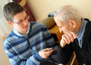 Mészáros Márton interjút készít Gallai Rezsővel, Magyarország legidősebb emberével Győrben 2011. február 12-én