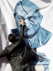 A 30 éve hatalmon lévő Hoszni Mubarak egyiptomi elnök karikatúrája egy távozását követelő tüntetésen Kairóban 2011. február 10-én A 30 éve hatalmon lévő Hoszni Mubarak egyiptomi elnök karikatúrája egy távozását követelő tüntetésen Kairóban 2011. február 10-én