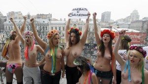 A Femen ukrán szervezet tagjai félmeztelenül tüntetnek Kijevben 2011. február 1-jén A Femen ukrán szervezet tagjai félmeztelenül tüntetnek Kijevben 2011. február 1-jén