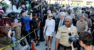 Lindsay Lohan amerikai színésznő egy Los Angeles-i bíróságra érkezik 2011. február 9-én, miután a hatóságok egy értékes nyaklánc ellopása ügyében nyomozást indított ellene Lindsay Lohan amerikai színésznő egy Los Angeles-i bíróságra érkezik 2011. február 9-én, miután a hatóságok egy értékes nyaklánc ellopása ügyében nyomozást indított ellene