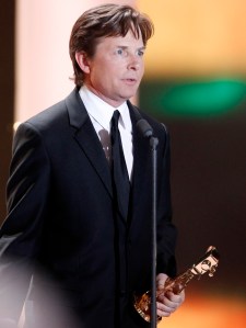 Michael J. Fox amerikai színész kezében életműdíjával az Arany Kamera-díjak átadási ünnepségén Berlinben 2011. február 5-én Michael J. Fox amerikai színész kezében életműdíjával az Arany Kamera-díjak átadási ünnepségén Berlinben 2011. február 5-én
