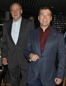 I. János Károly spanyol király és Dmitrij Medvegyev orosz elnök Szentpétervárott 2011. február 24-én