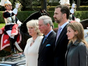 Fülöp trónörökös és felesége, Letizia hercegnő fogadja Károly walesi herceget és Camilla hercegnőt Madridban 2011. március 30-án