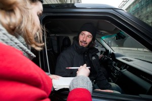 Keanu Reeves kanadai színész autogramot oszt Budapesten 2011. március 11-én (Forrás: Origo Filmklub) Keanu Reeves kanadai színész autogramot oszt Budapesten 2011. március 11-én (Forrás: Origo Filmklub)
