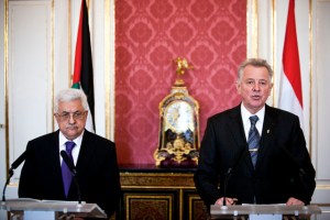 Mahmúd Abbász palesztin elnök és Schmitt Pál magyar elnök sajtótájékoztatót tart a Sándor-palotában 2011. március 21-én